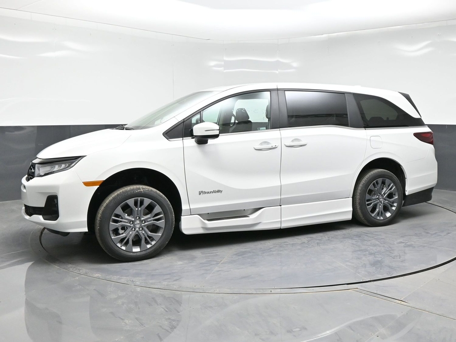 White Honda Odyssey image number 9