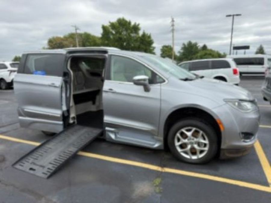 Used 2020 Chrysler Pacifica Limited - BraunAbility Side Entry Fold Out Automatic Ramp