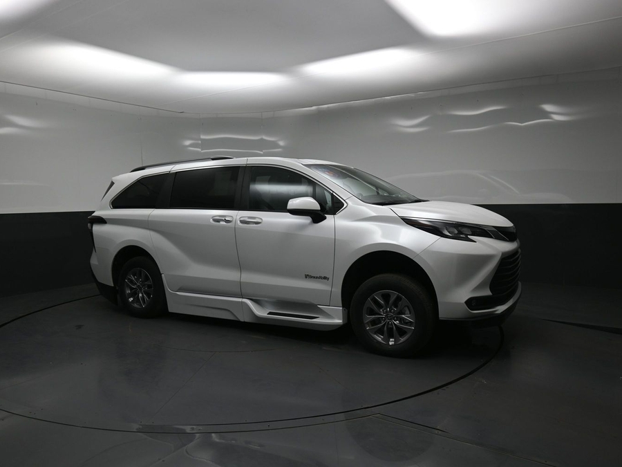 White Toyota Sienna image number 21