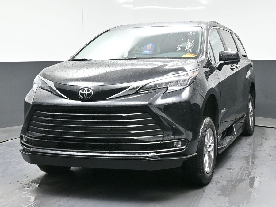 Black Toyota Sienna image number 1