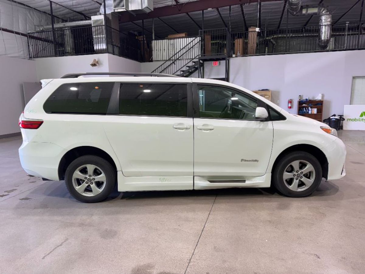 Wheelchair Van Used 2019 Toyota Sienna KS011839A