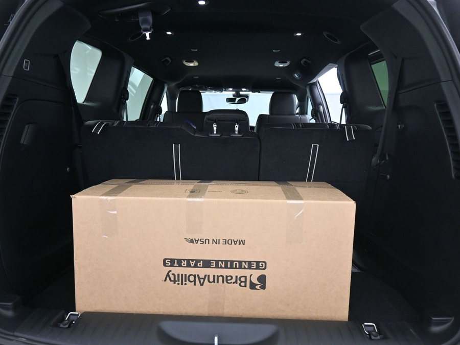 Black Chrysler Pacifica image number 11