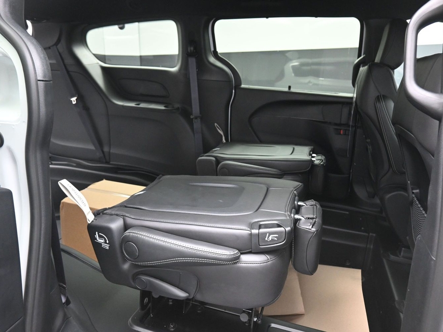 White Chrysler Voyager image number 15