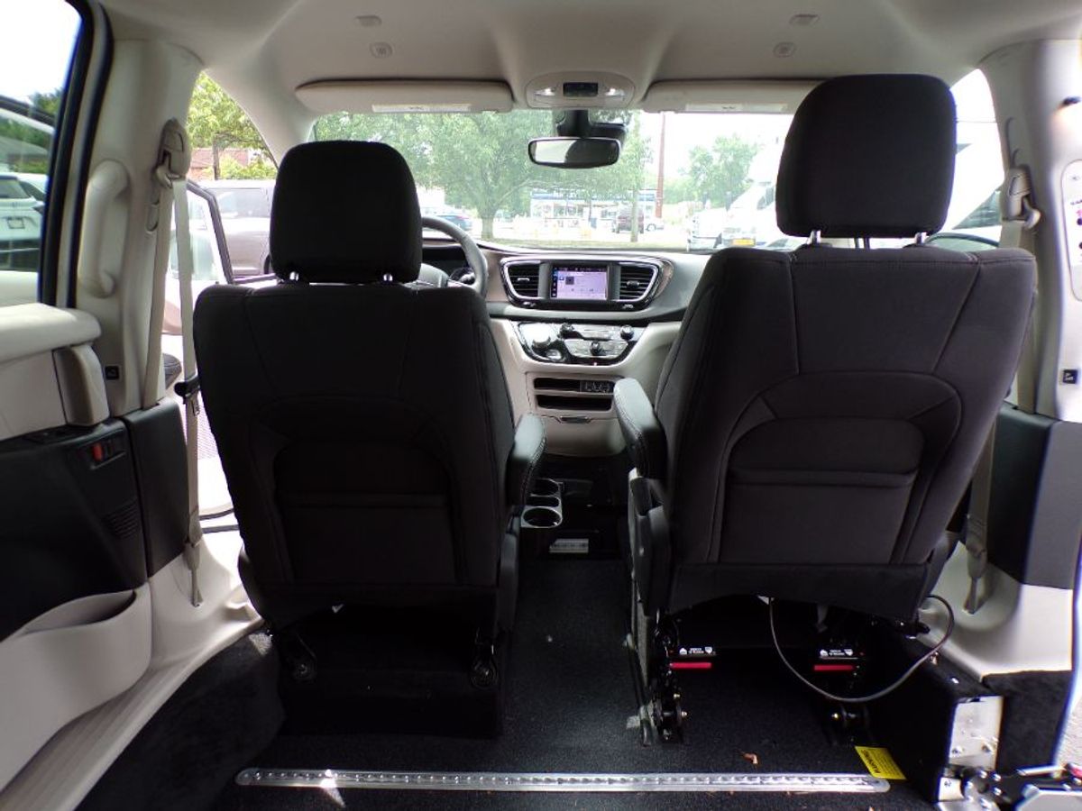 White Chrysler Voyager image number 13