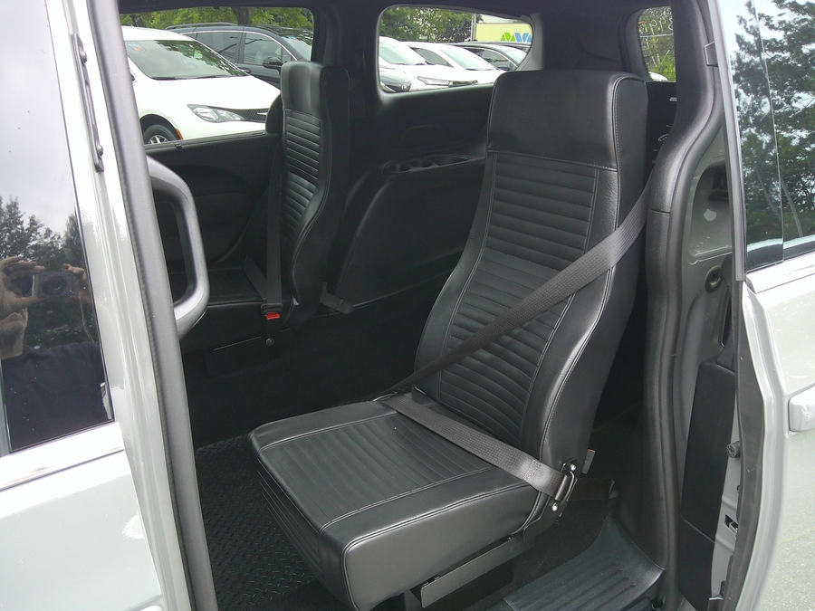 Grey Chrysler Pacifica image number 12