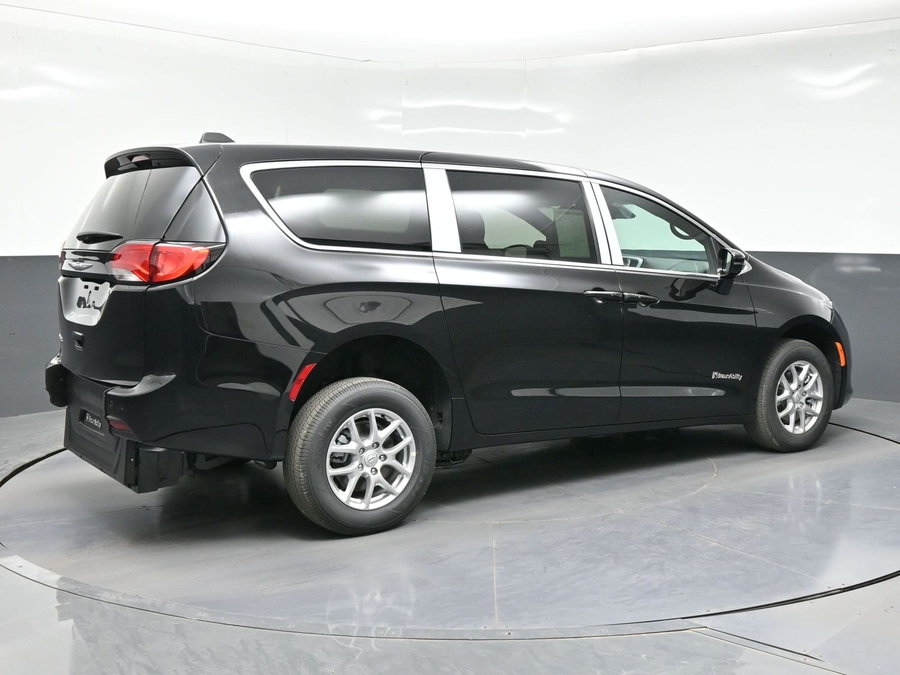 Black Chrysler Voyager image number 6