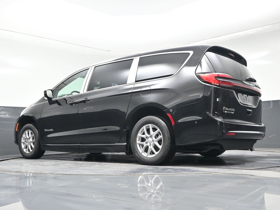 Black Chrysler Pacifica image number 20