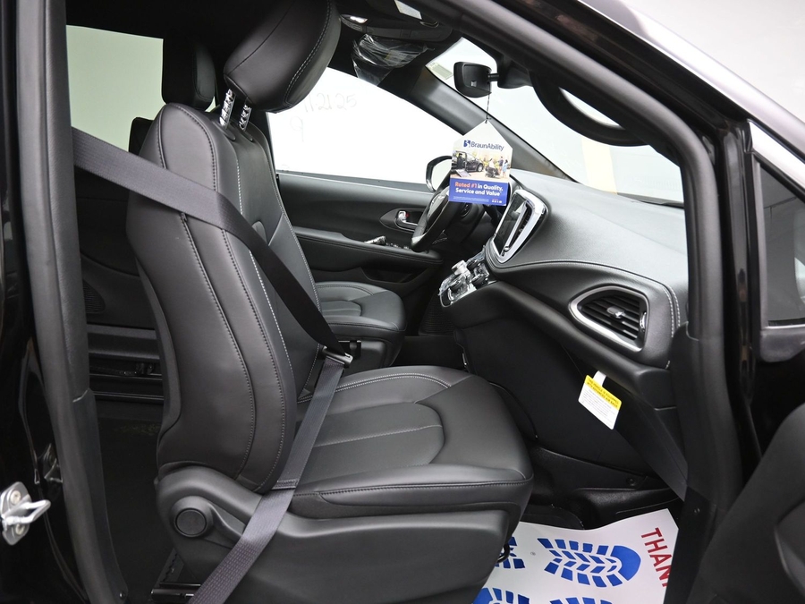 New 2025 Chrysler Pacifica Select Safety - BraunAbility Side Entry Entry Fold Out Automatic Ramp