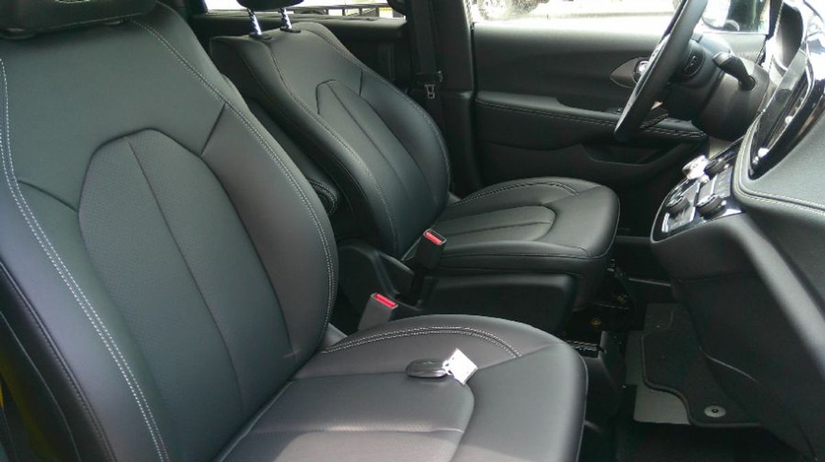 Grey Chrysler Pacifica image number 18