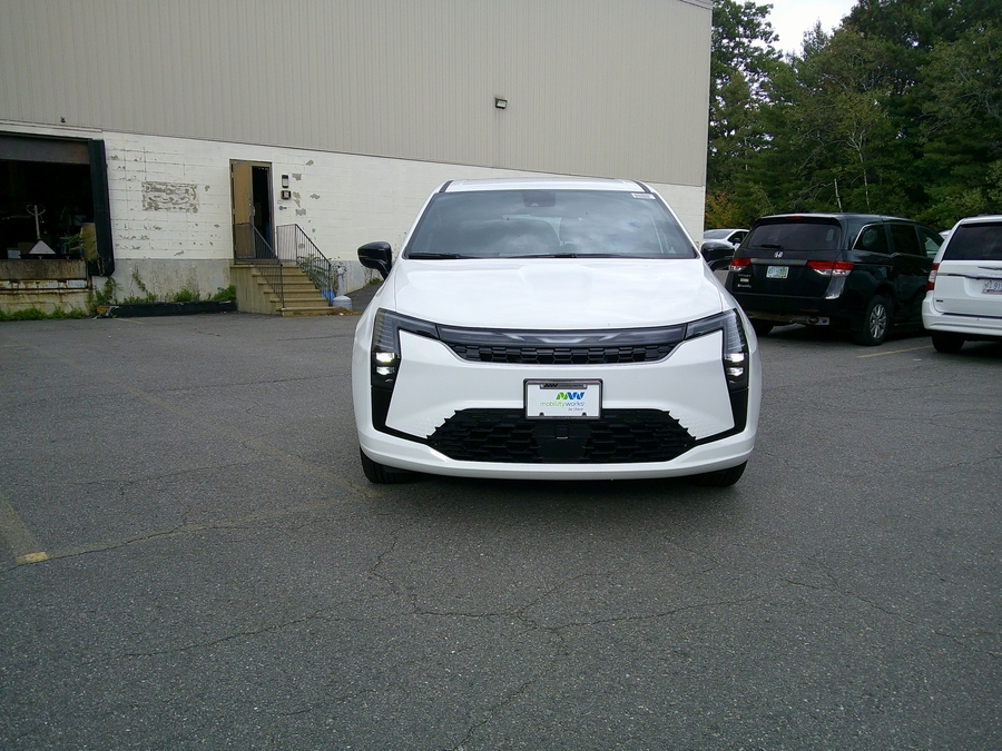 White Chrysler Pacifica image number 4