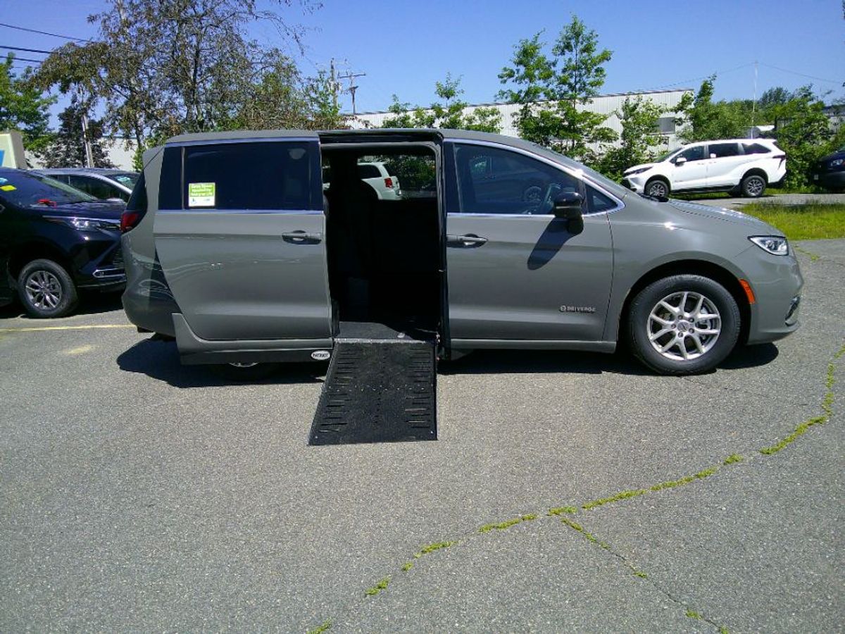 Chrysler Pacifica gris imagen numero 1