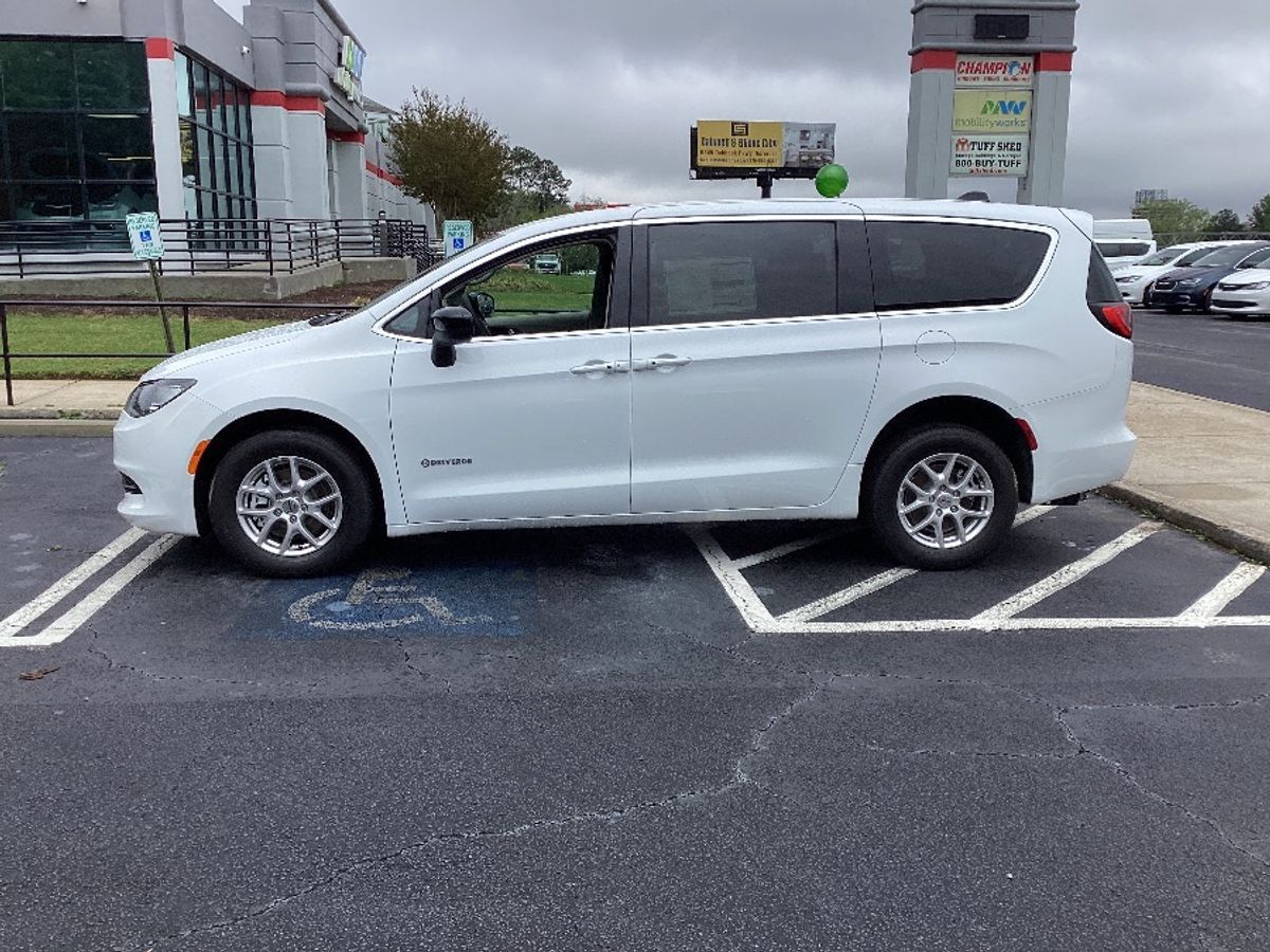 White Chrysler Voyager image number 8