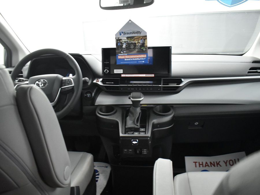 New 2025 Toyota Sienna Hybrid XLE Base - BraunAbility Side Entry Entry Fold Out Automatic Ramp