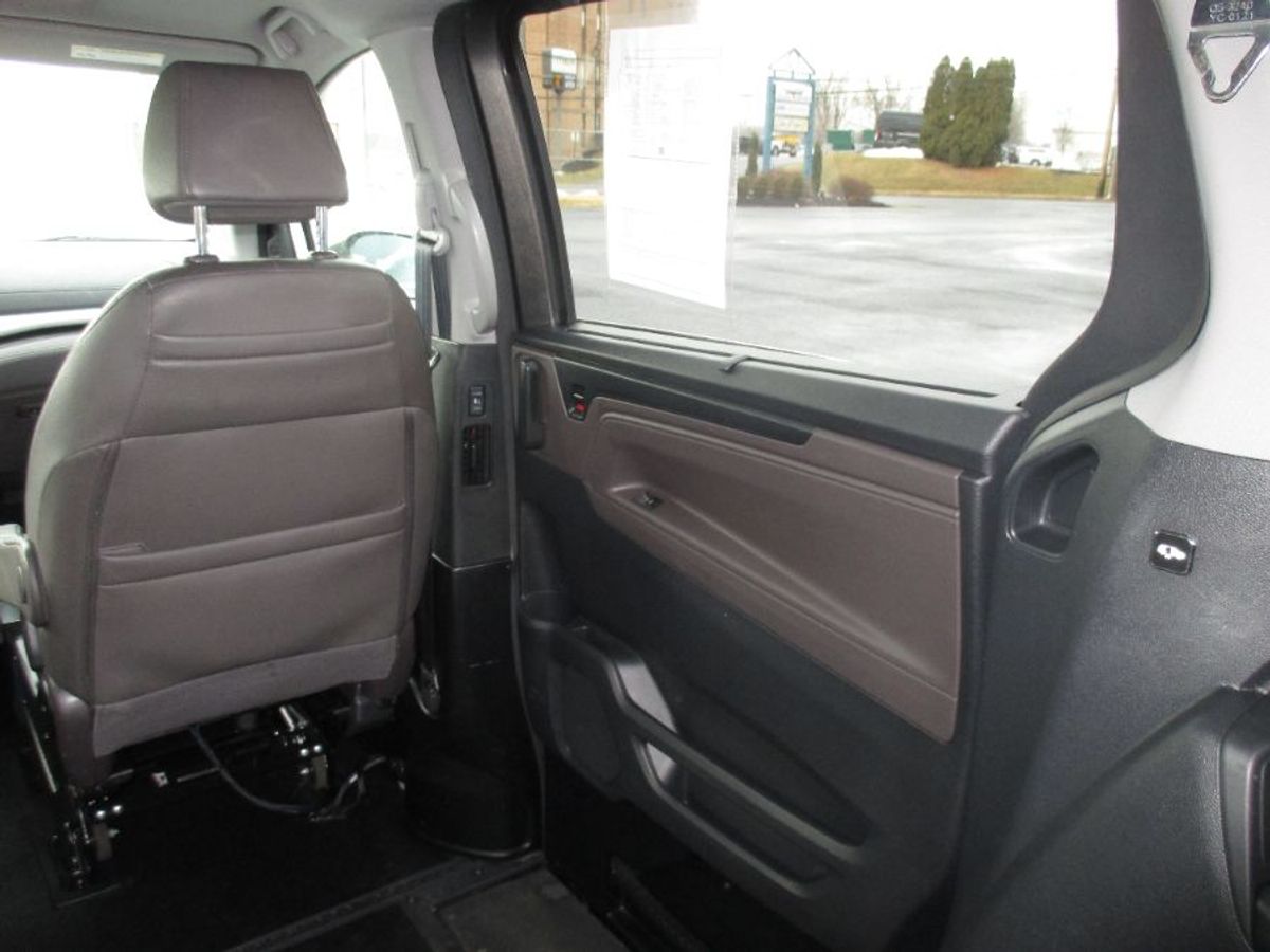 Grey Honda Odyssey image number 13
