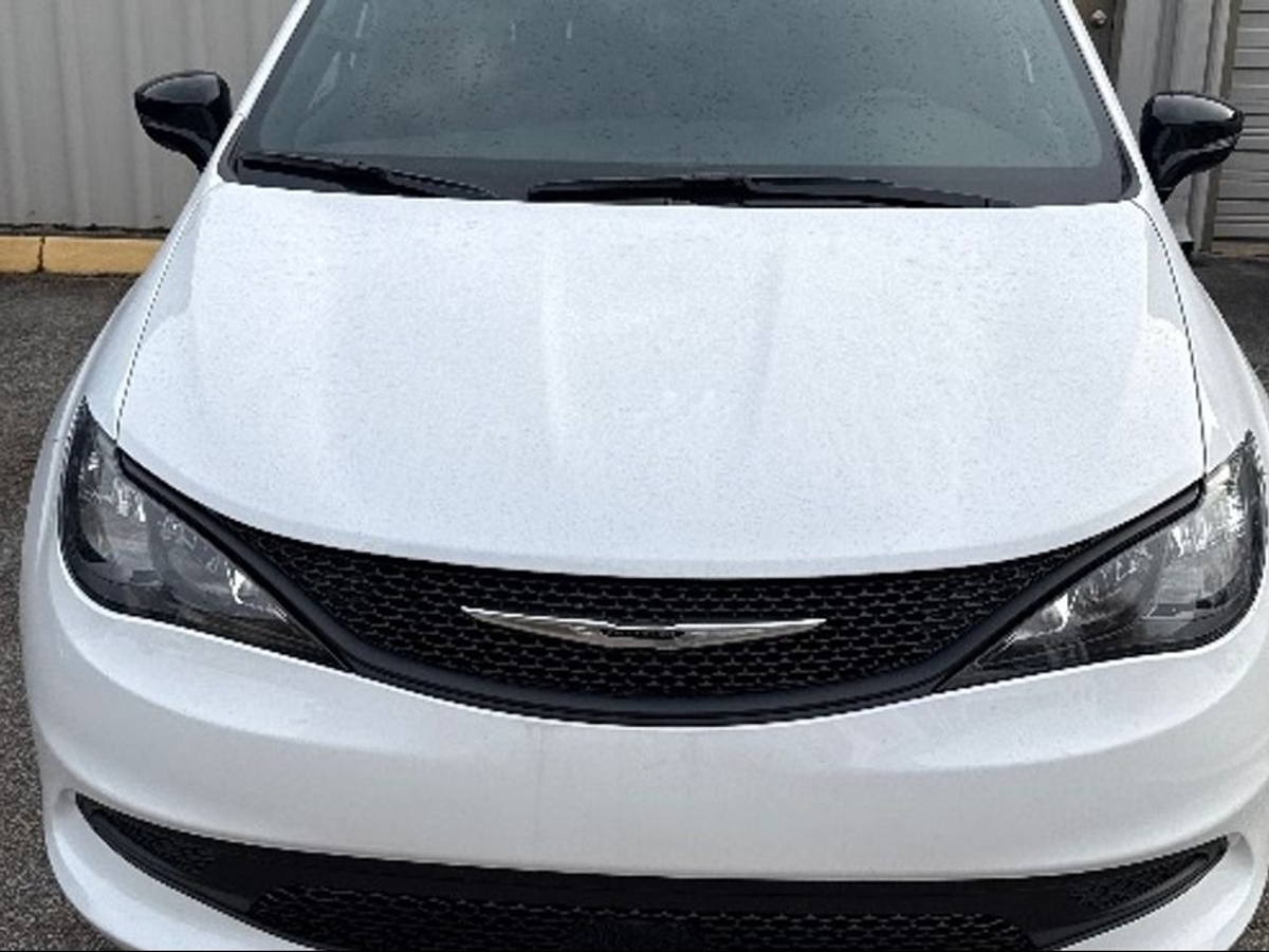 White Chrysler Voyager image number 13