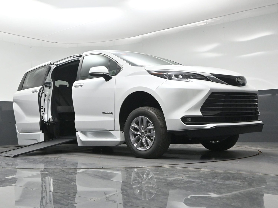White Toyota Sienna image number 33