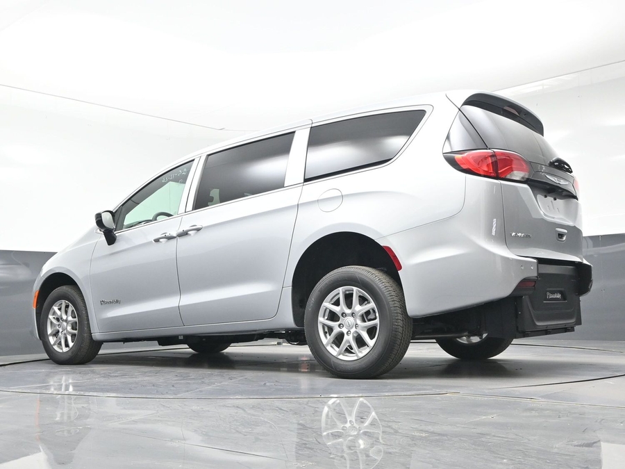 Silver Chrysler Voyager image number 19