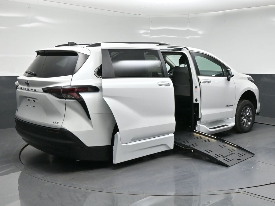 New 2026 Toyota Sienna Hybrid XLE Base - BraunAbility Side Entry Fold Out Automatic Ramp