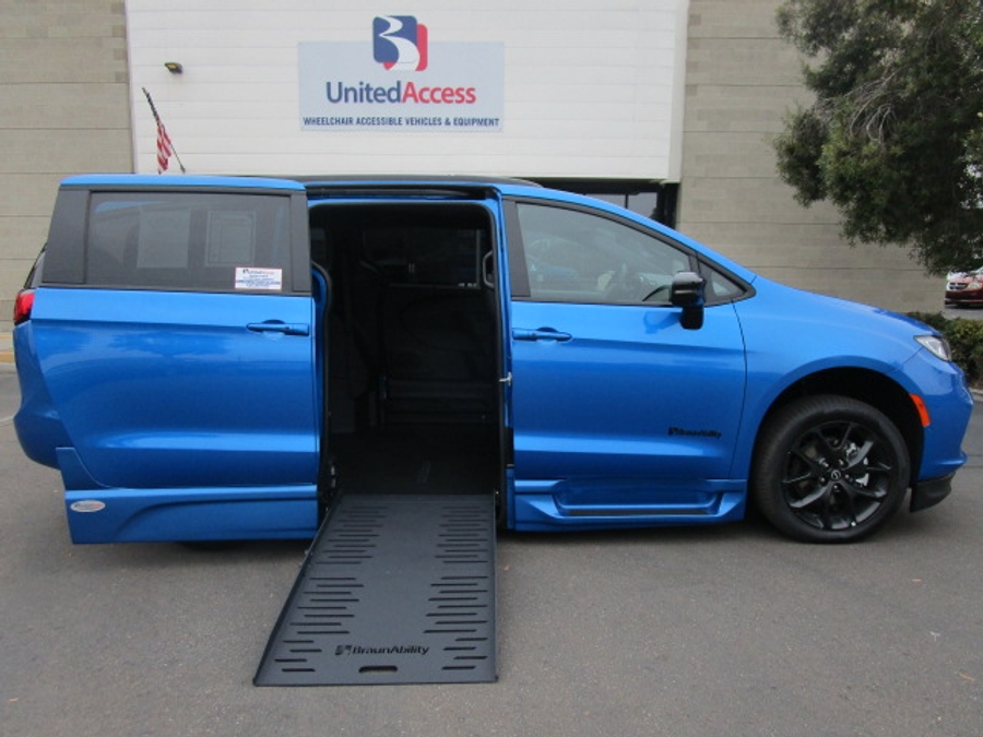 New 2026 Chrysler Pacifica Select Sport - BraunAbility Side Entry Fold Out Automatic Ramp