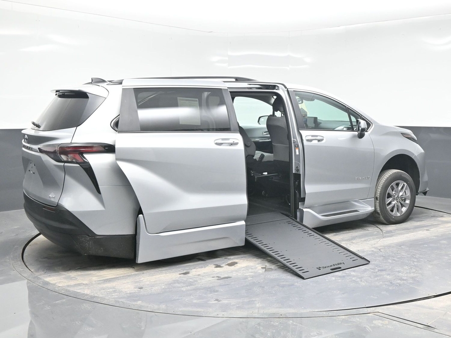 New 2025 Toyota Sienna Hybrid XLE Plus - BraunAbility Side Entry Entry In Floor Automatic Ramp