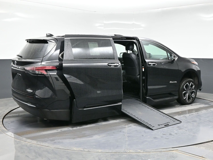 Midnight Black Metallic Toyota Sienna image number 4