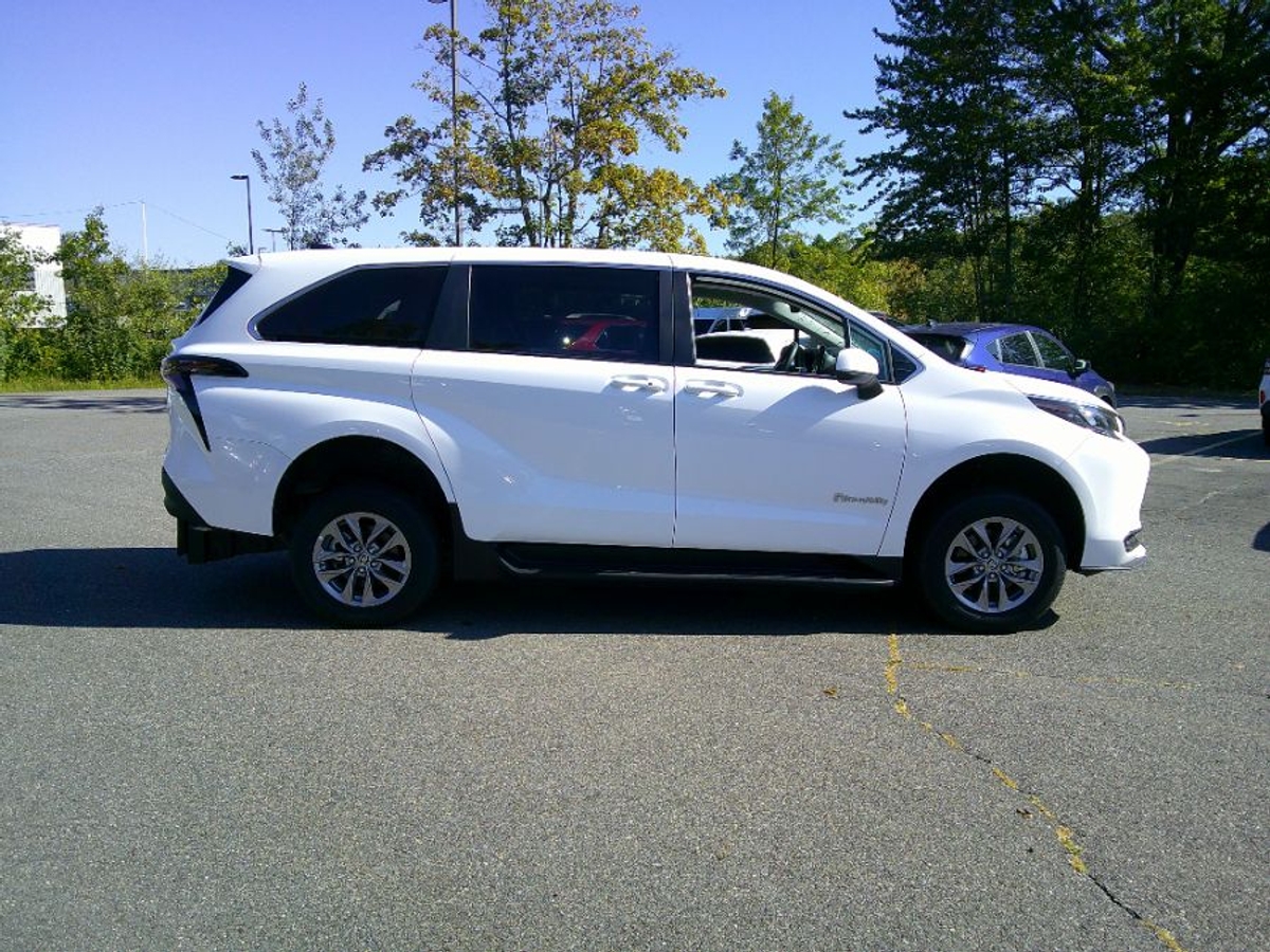White Toyota Sienna image number 4