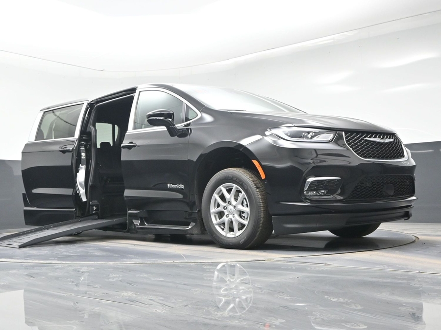 Black Chrysler Pacifica image number 18