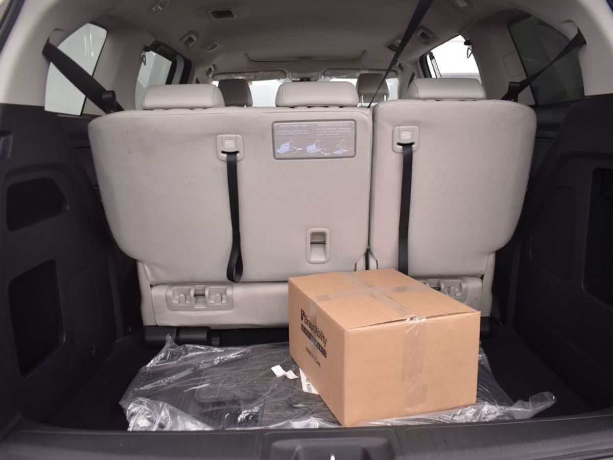 White Honda Odyssey image number 13