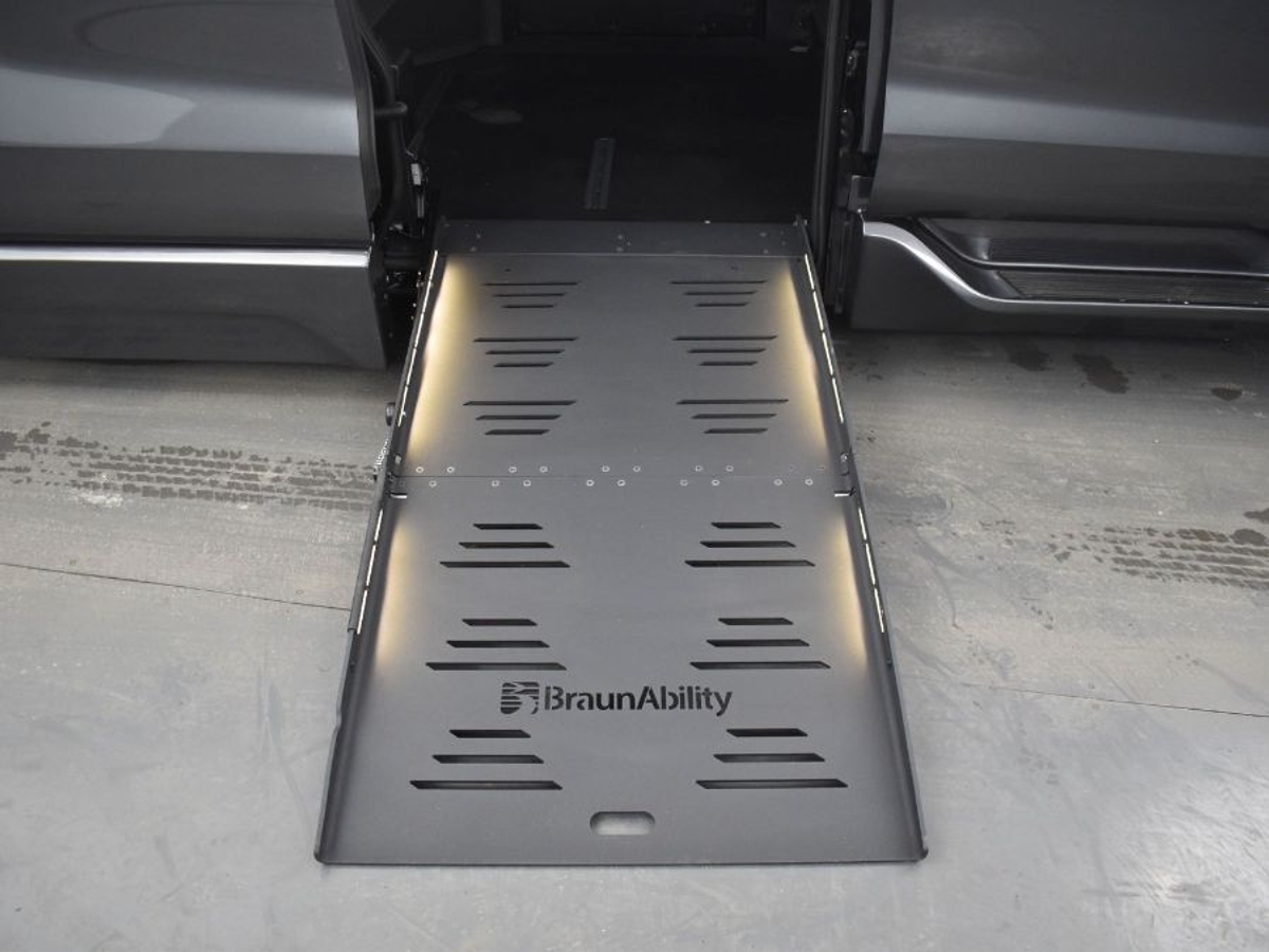 Grey Toyota Sienna image number 22