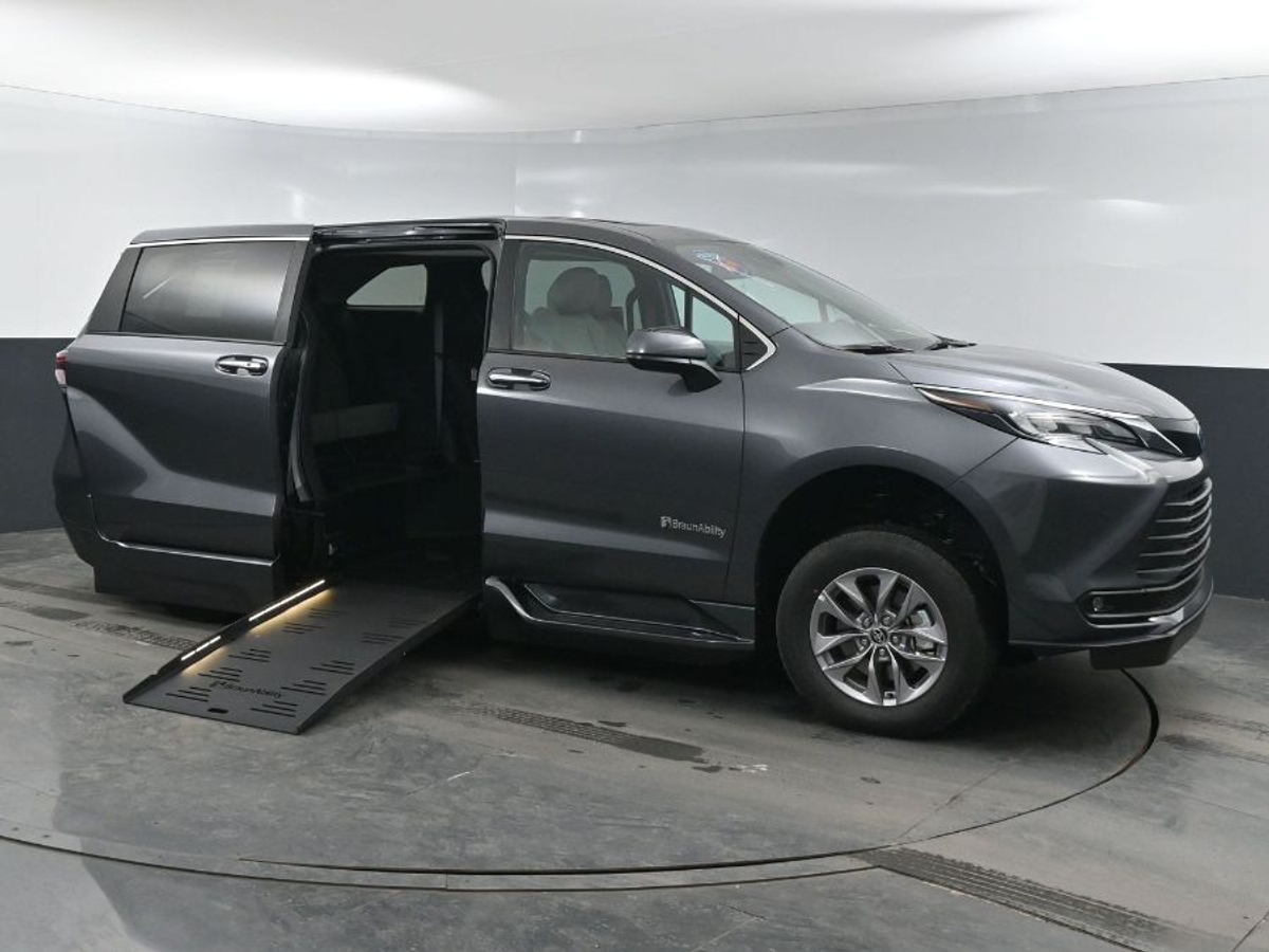 Grey Toyota Sienna image number 20