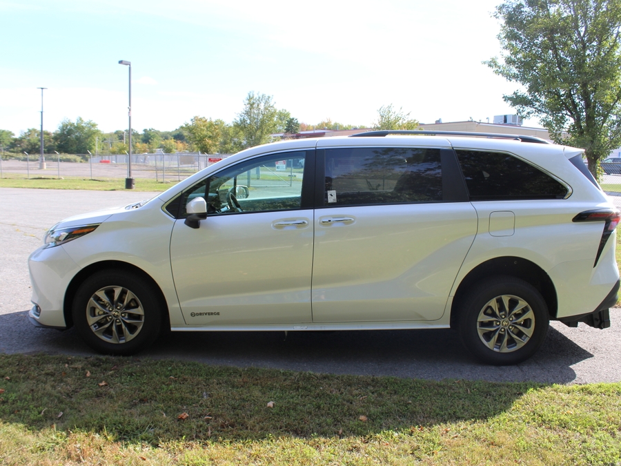 White Toyota Sienna image number 5