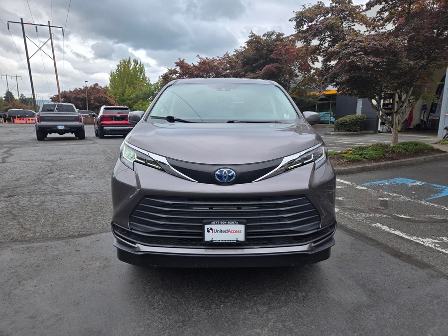 Used 2021 Toyota Sienna Hybrid LE - Vantage Mobility Commercial Side Entry In Floor Manual Ramp