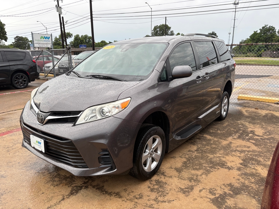 Grey Toyota Sienna image number 1