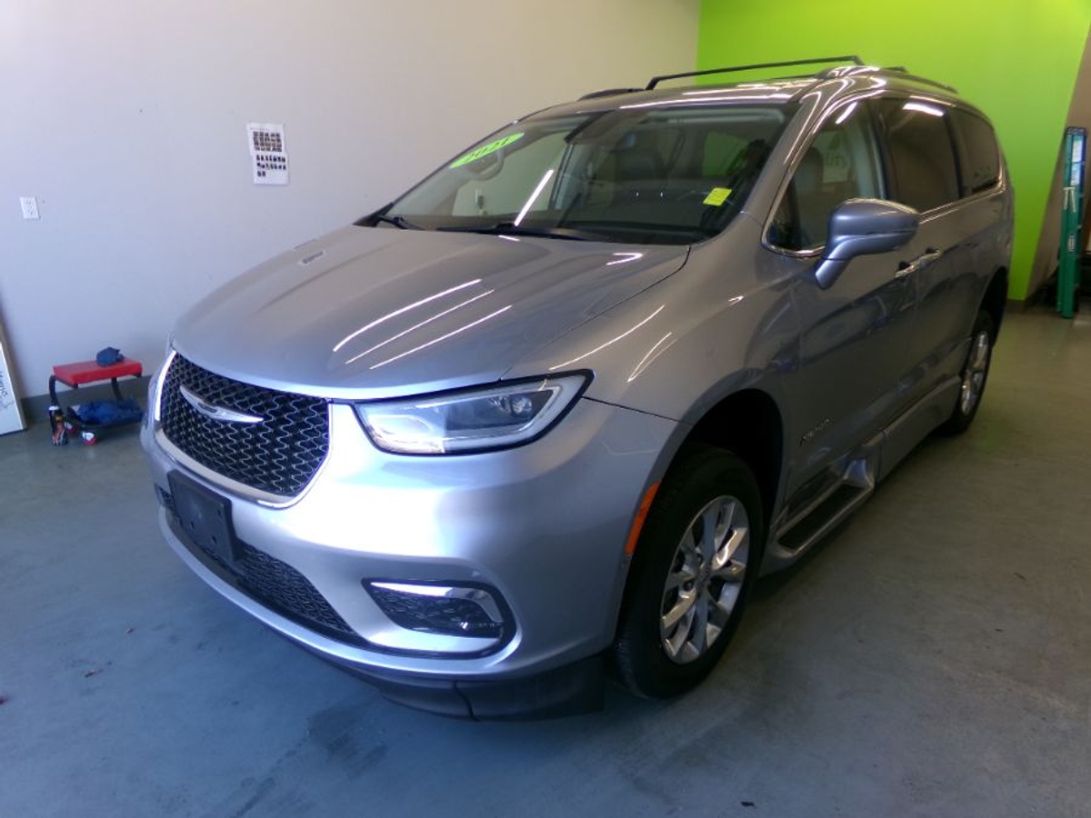 2019 Chrysler Pacifica Touring L's photo