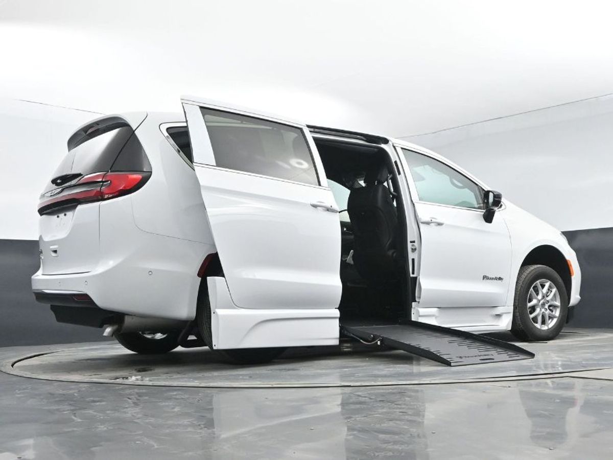 2025 CHRYSLER PACIFICA - Image 13