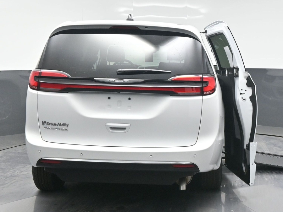 New 2025 Chrysler Pacifica Select Safety - BraunAbility Side Entry Entry In Floor Automatic Ramp