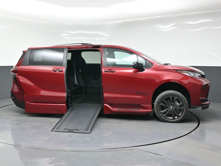 New 2026 Toyota Sienna Hybrid XSE Sport - BraunAbility Side Entry In Floor Automatic Ramp