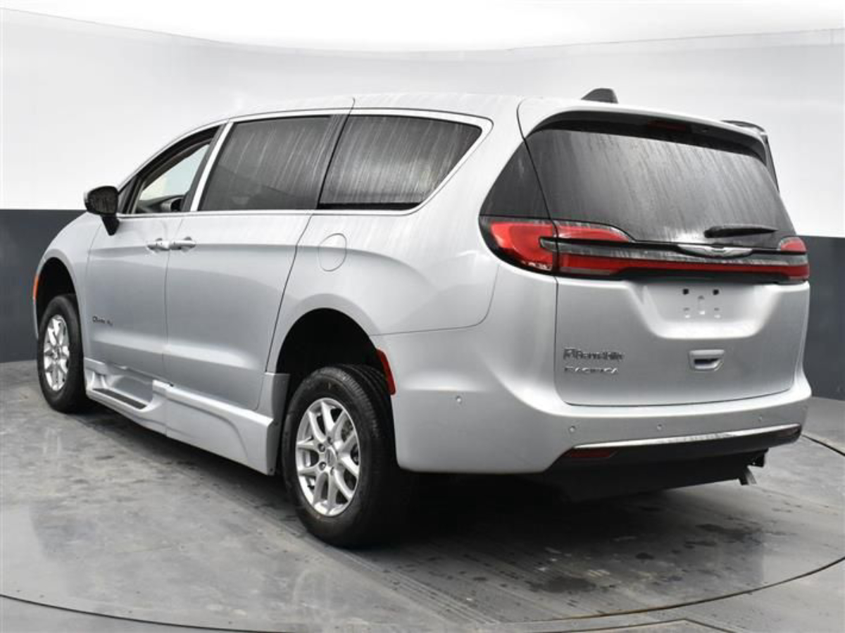 Silver Chrysler Pacifica image number 5