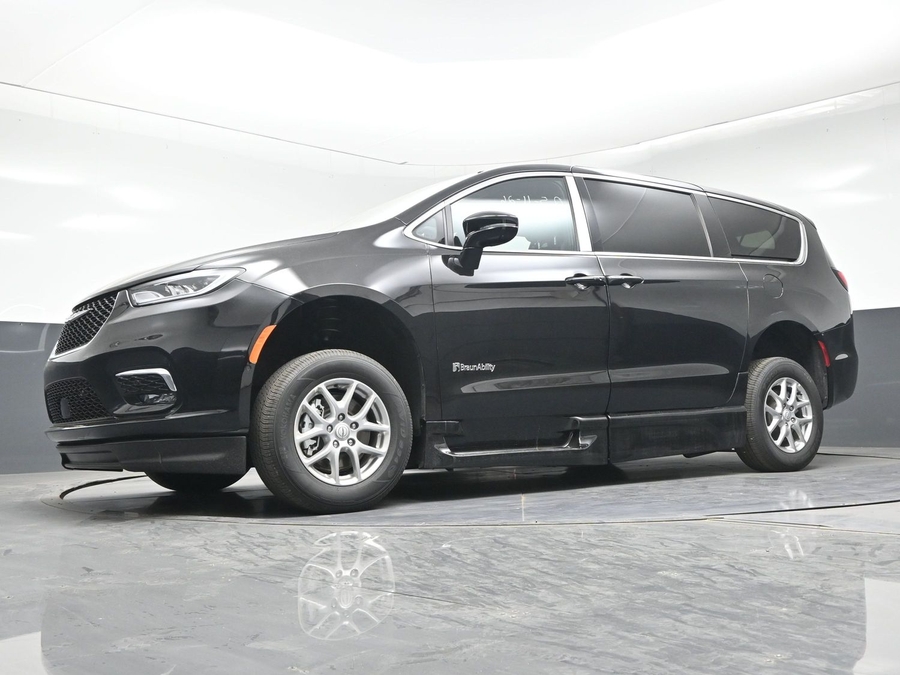 Black Chrysler Pacifica image number 14