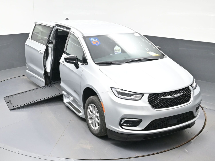 Silver Chrysler Pacifica image number 19