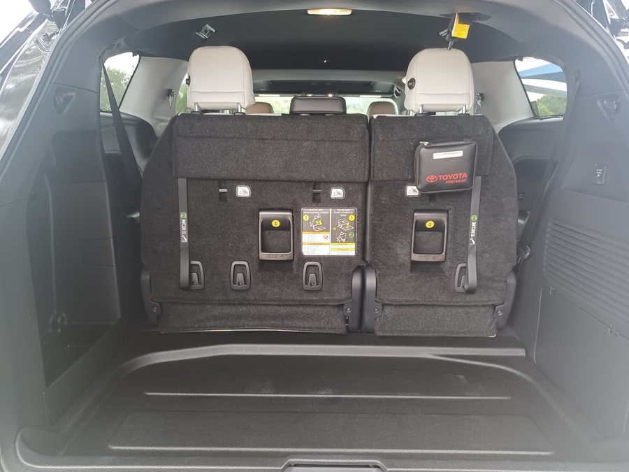 Black Toyota Sienna image number 19
