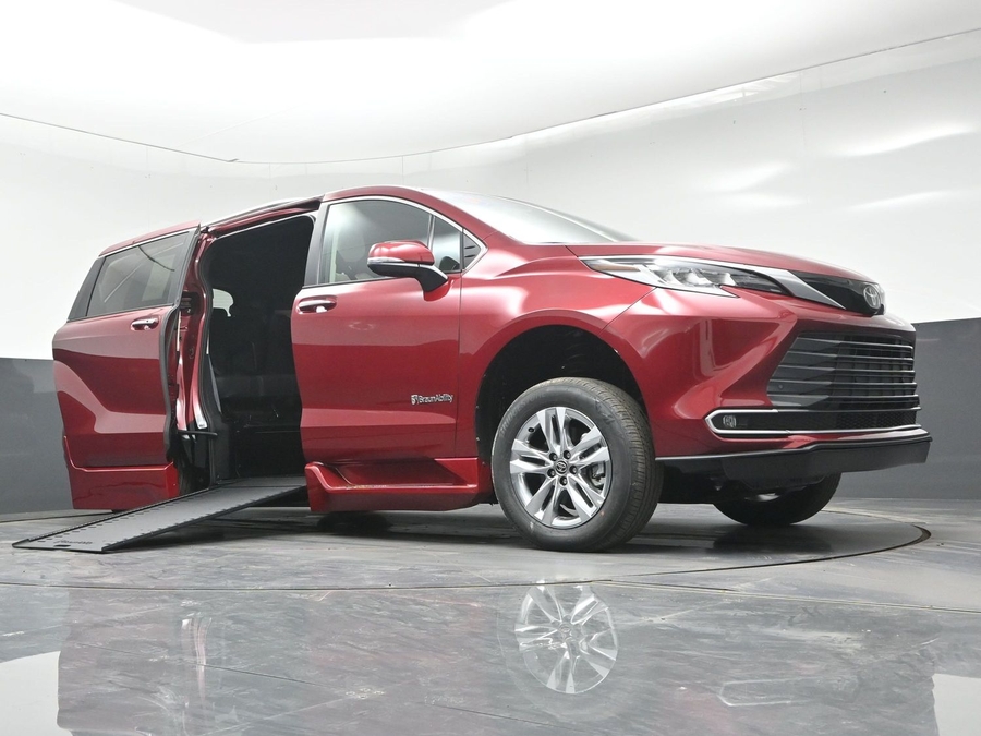 New 2026 Toyota Sienna Hybrid Limited - BraunAbility Side Entry In Floor Automatic Ramp