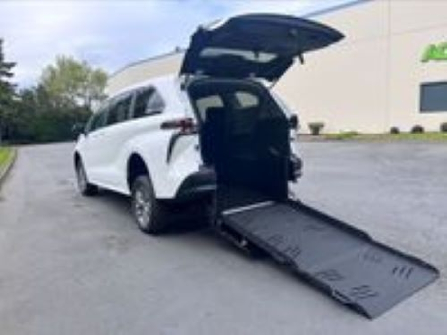 New 2026 Toyota Sienna Hybrid LE - Vantage Mobility Rear Entry Entry Fold Out Manual Ramp
