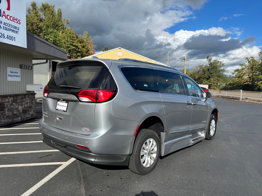 Used 2018 Chrysler Pacifica Touring L - BraunAbility Side Entry Fold Out Automatic Ramp