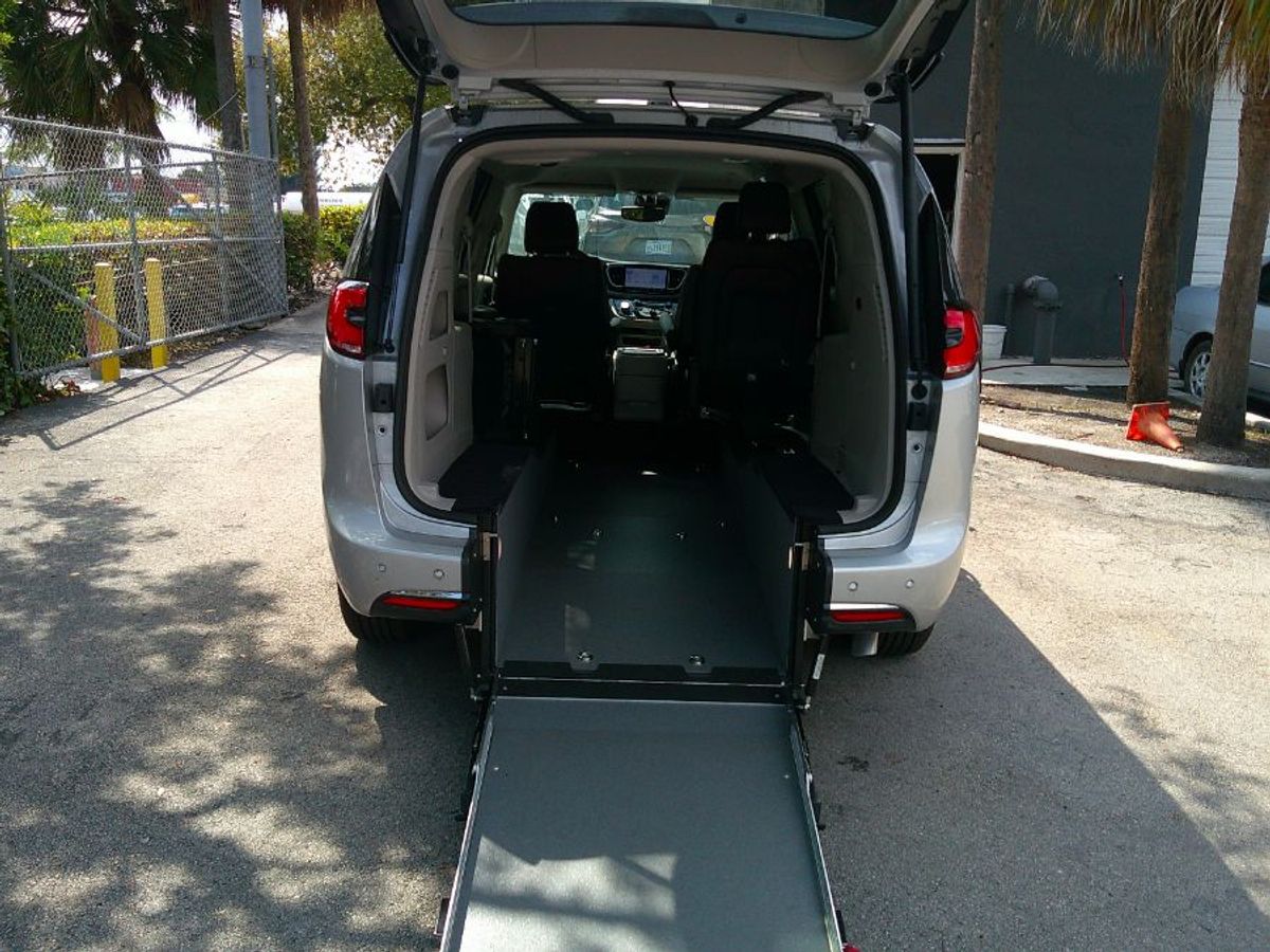 Silver Chrysler Pacifica image number 3