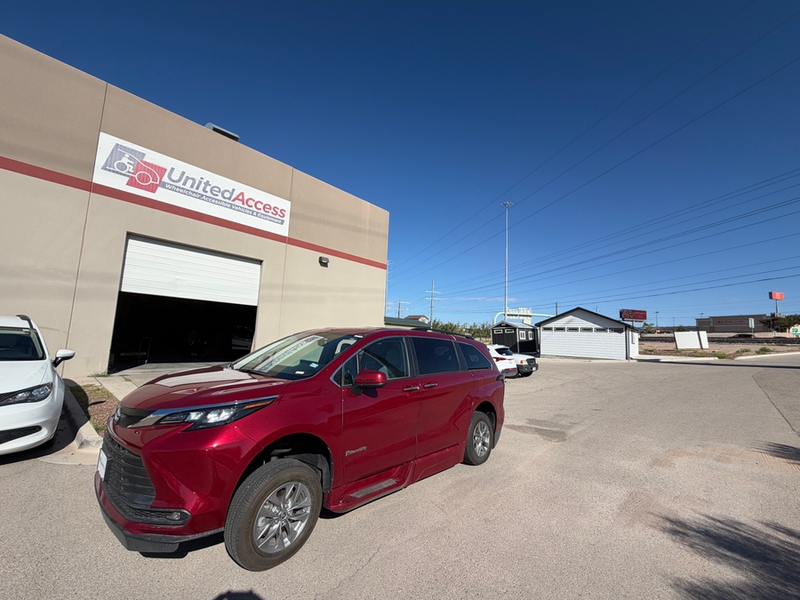 Used 2025 Toyota Sienna Hybrid XLE - BraunAbility Side Entry In Floor Automatic Ramp