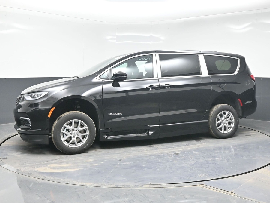 Black Chrysler Pacifica image number 2