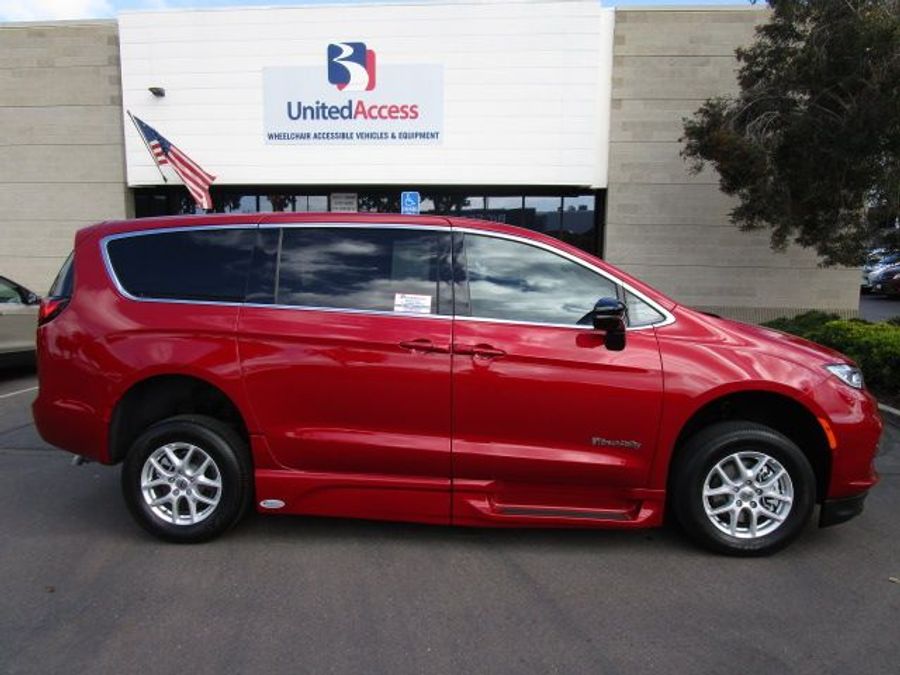 New 2025 Chrysler Pacifica Select Safety - BraunAbility Side Entry Entry Fold Out Automatic Ramp