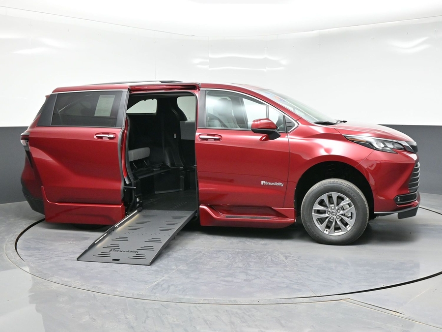 New 2026 Toyota Sienna Hybrid XLE Base - BraunAbility Side Entry Entry Fold Out Automatic Ramp