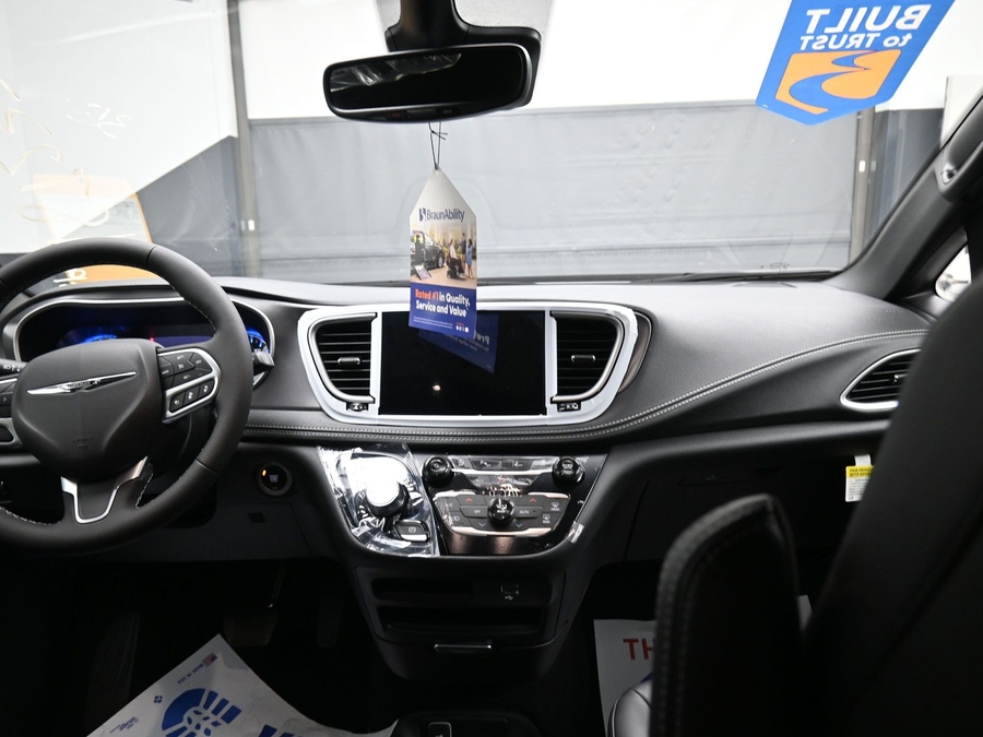 White Chrysler Pacifica image number 12